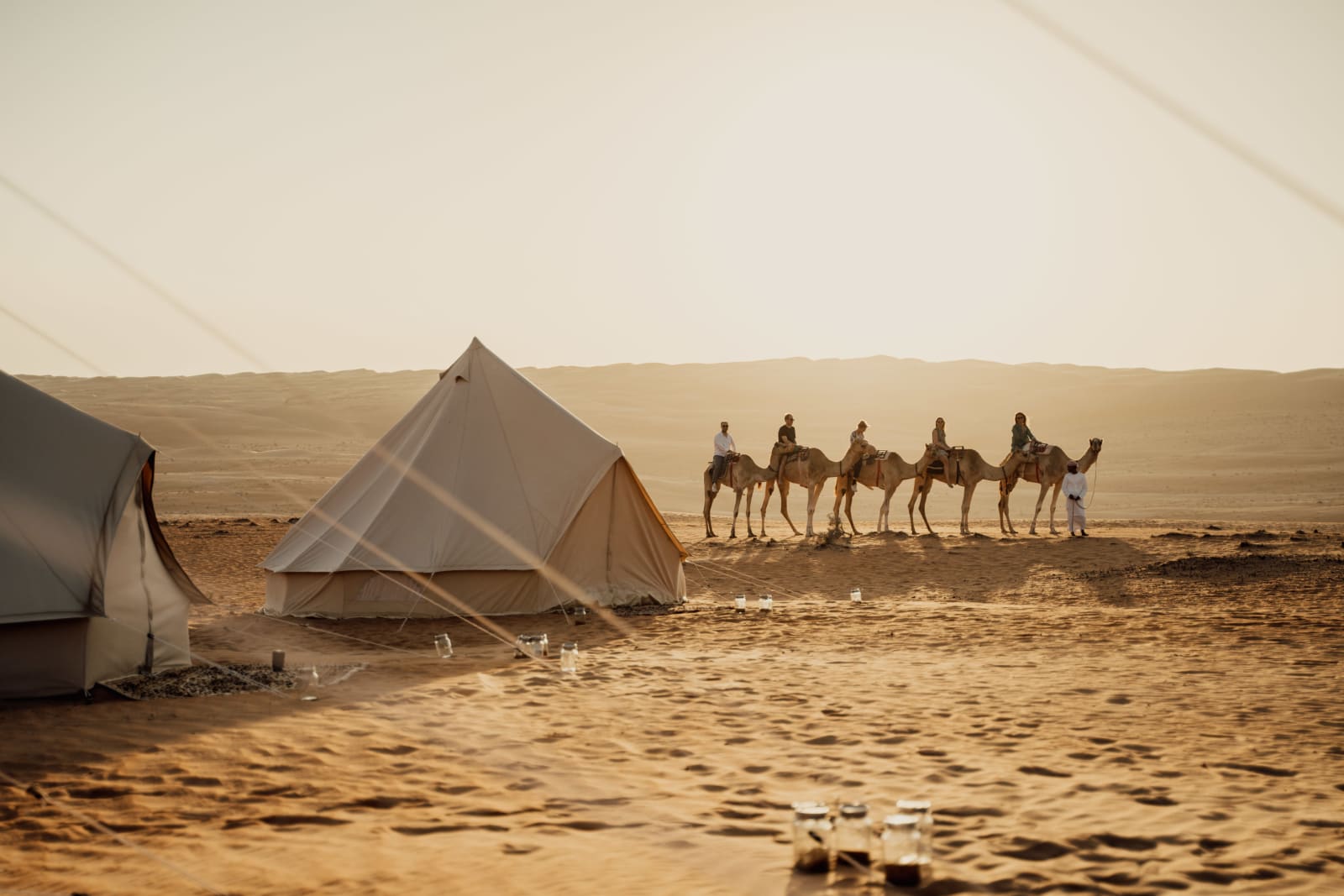 Camp und Kamele bei Sonnenuntergang