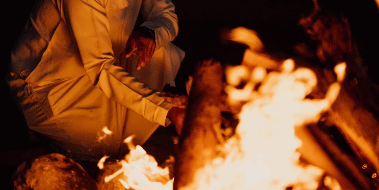 Menschen am Lagerfeuer bei Nacht
