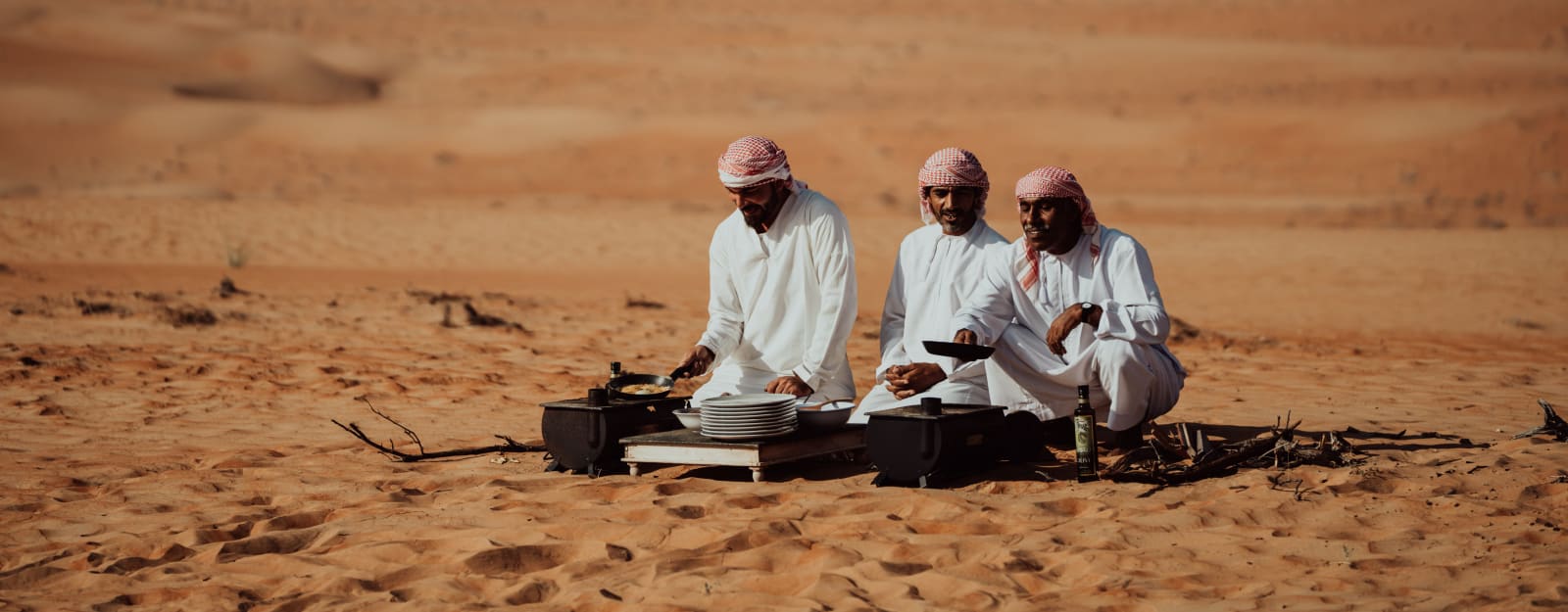Kochen über offenem Feuer im Sand