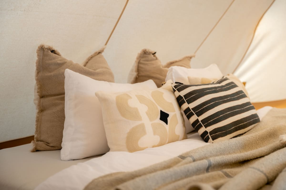 Bett mit Kissen im Zelt