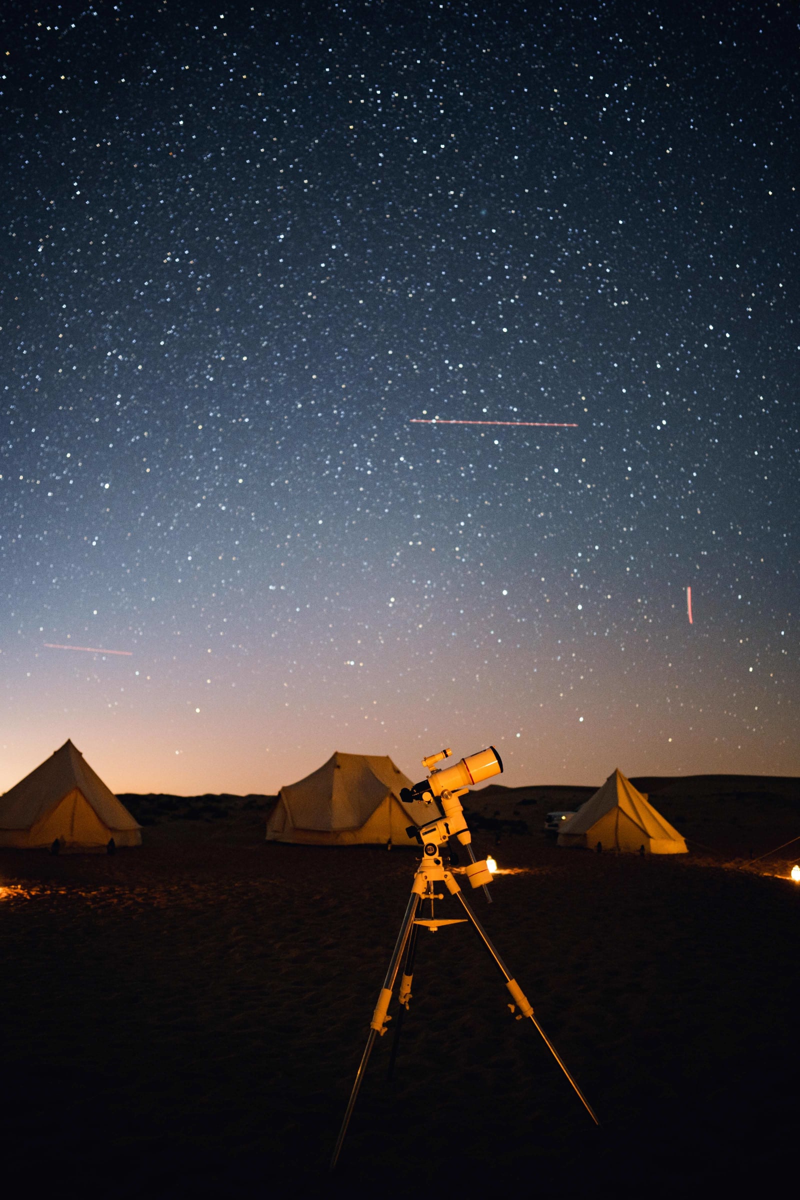 Teleskop unter dem Sternenhimmel der Wahiba